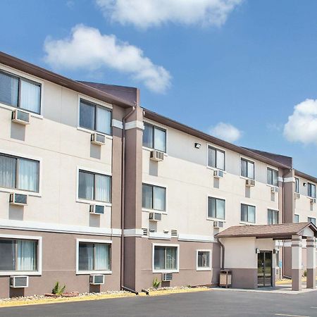 Boarders Inn & Suites By Cobblestone Hotels Waterloo Cedar Falls 외부 사진