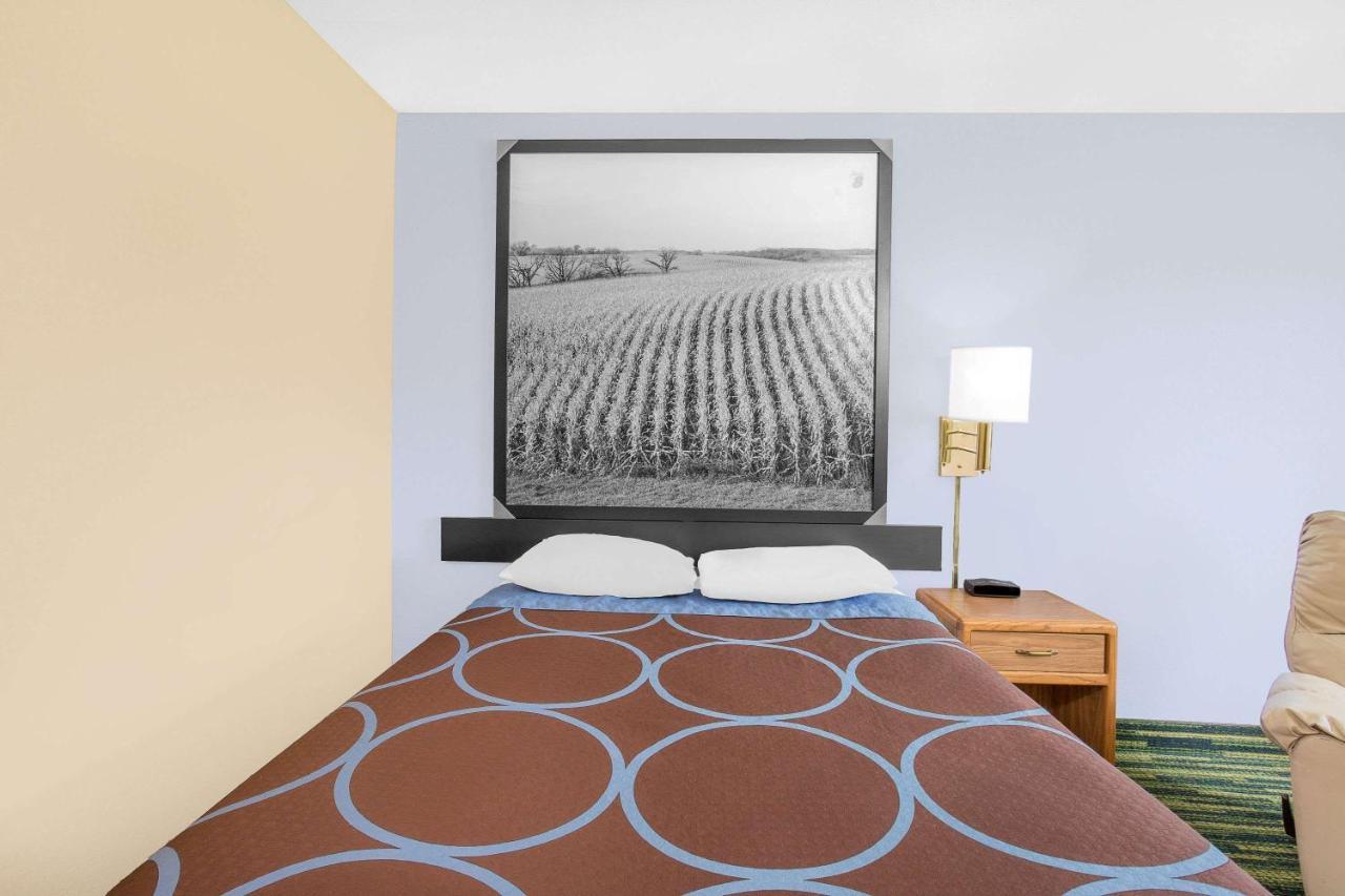 Boarders Inn & Suites By Cobblestone Hotels Waterloo Cedar Falls 외부 사진