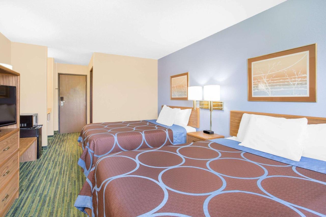 Boarders Inn & Suites By Cobblestone Hotels Waterloo Cedar Falls 외부 사진