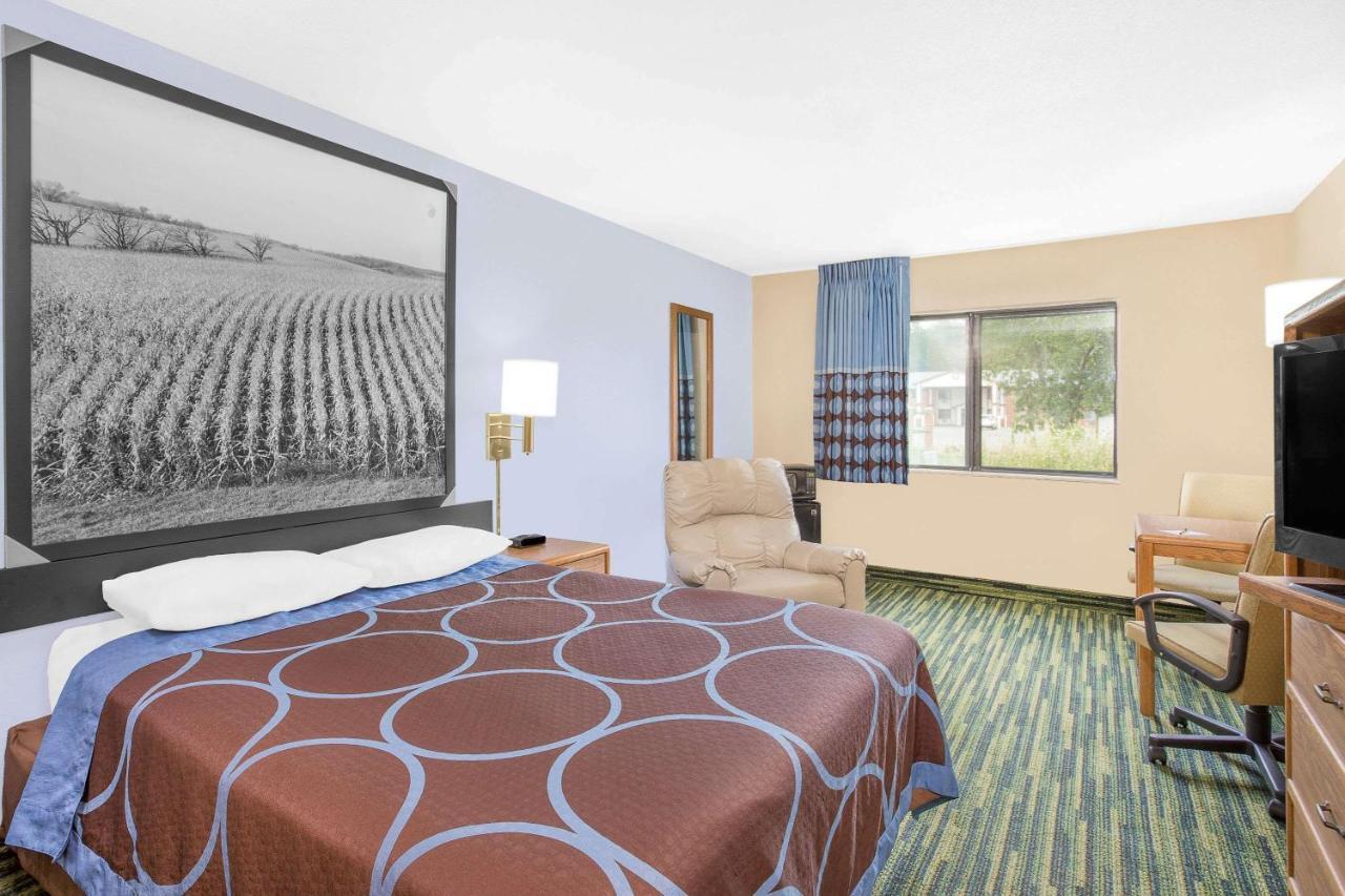 Boarders Inn & Suites By Cobblestone Hotels Waterloo Cedar Falls 외부 사진