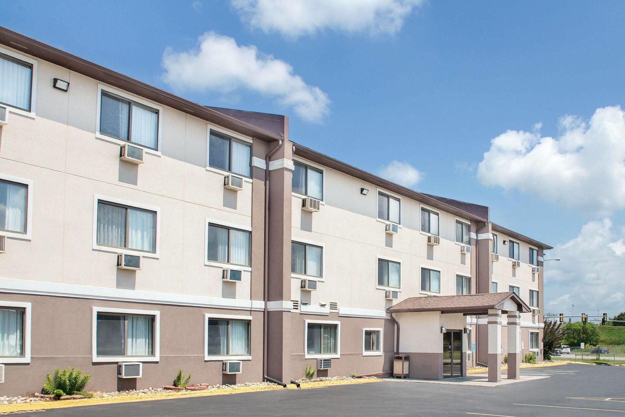 Boarders Inn & Suites By Cobblestone Hotels Waterloo Cedar Falls 외부 사진